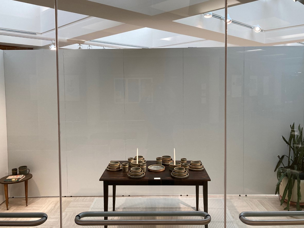 Front window display 4 pc. dinnerware set on table